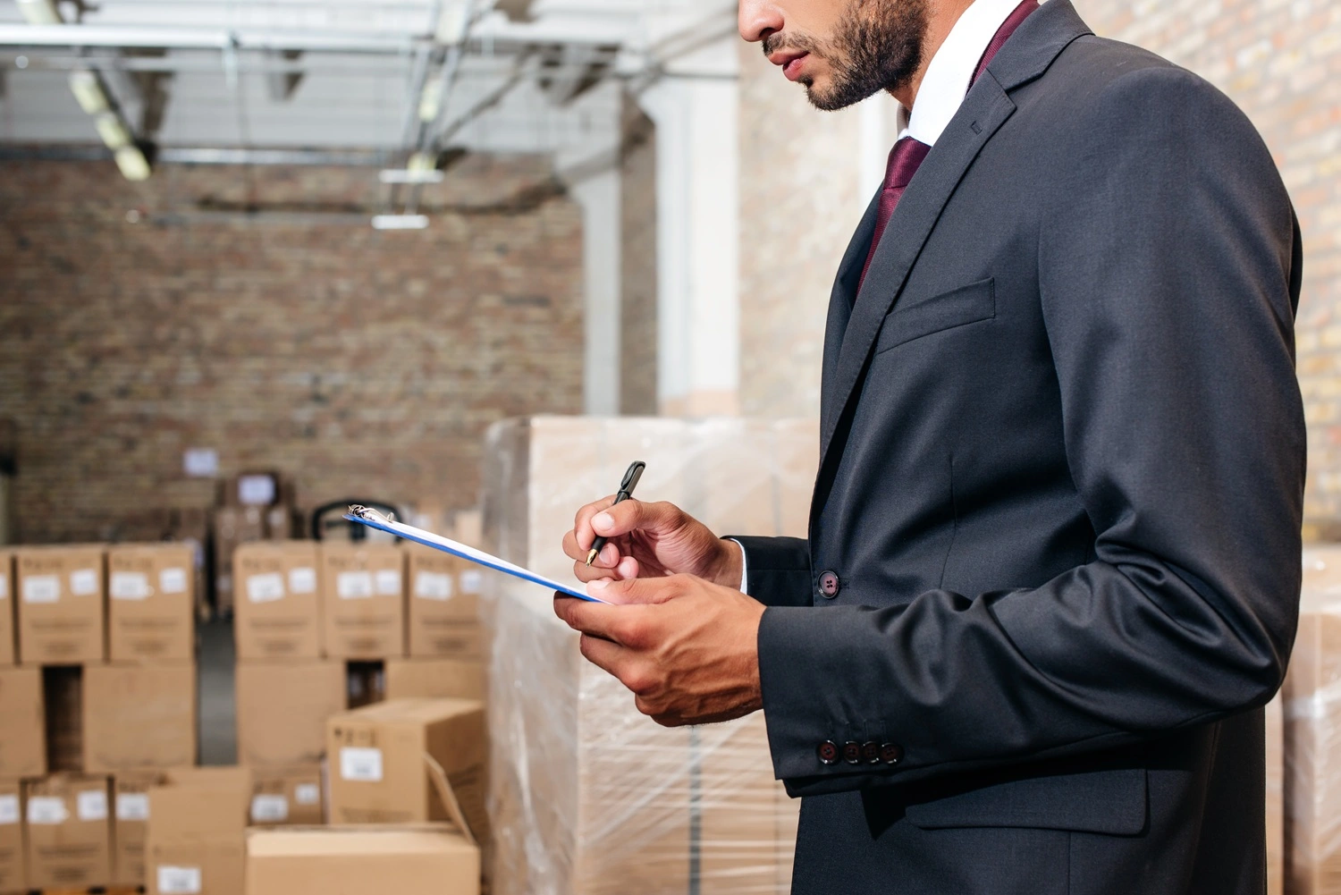 Director comercial B2B revisando señales de pipeline en un mercado nuevo