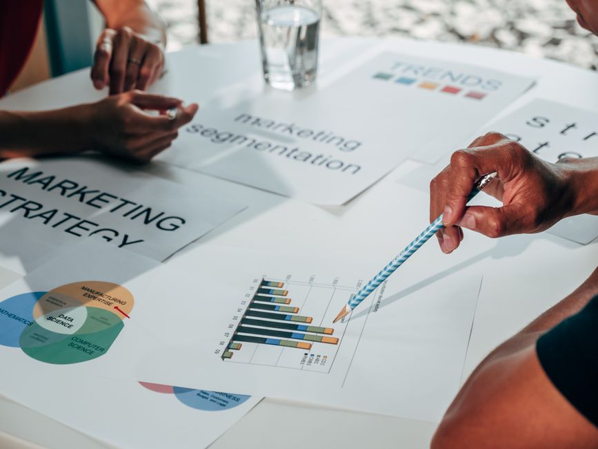 Benchmarks de costo por oportunidad calificada en manufactura, logística y servicios profesionales